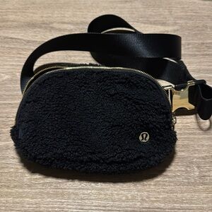 Lululemon Everywhere Belt Bag 1L
Fleece New no tags